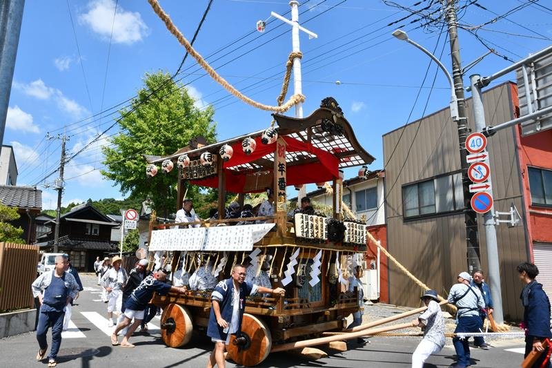 多古町の伝統行事「多古祇園祭」が開幕し、昼過ぎから荘厳な山車が町内を巡行した＝２５日、同町
