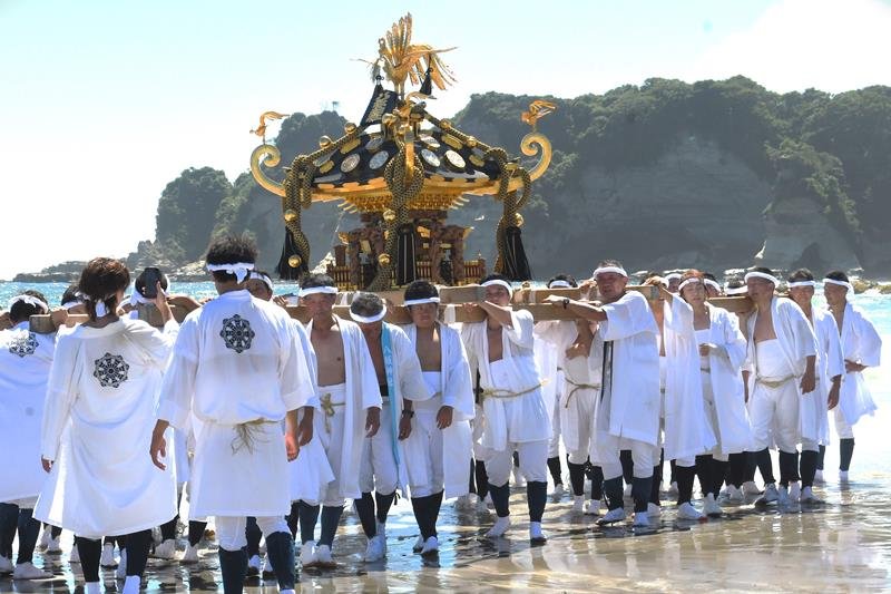 江戸の面影漂う大名行列　神輿熱気お浜降りも　勝浦・鵜原八坂神社