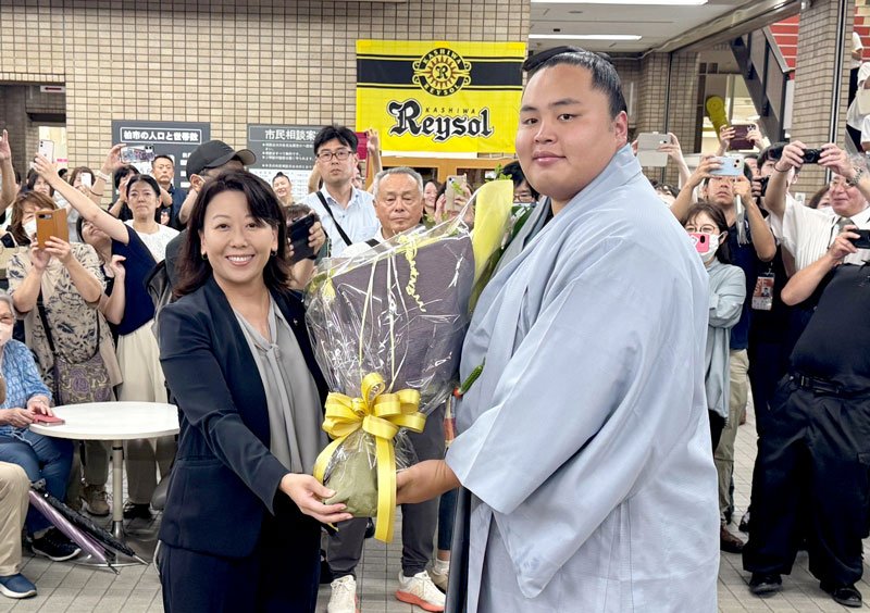 市役所で太田市長（左）から花束を受け取る琴勝峰関＝１日、柏市