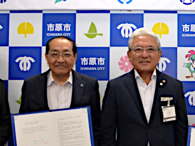 （左から）いすみ市の太田洋市長、市原市の小出譲治市長＝７月、市原市