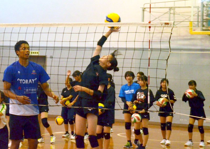 スパイク練習を見守る上條選手（左）＝市原市のｗｅほーる