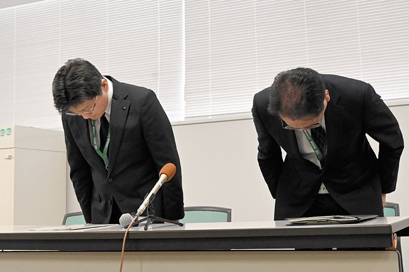 記者会見で謝罪する千葉市教委の西教育総務部長（左）ら＝８日、千葉市役所