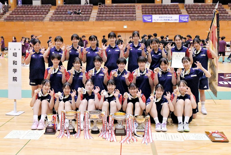 優勝した昭和学院の選手たち