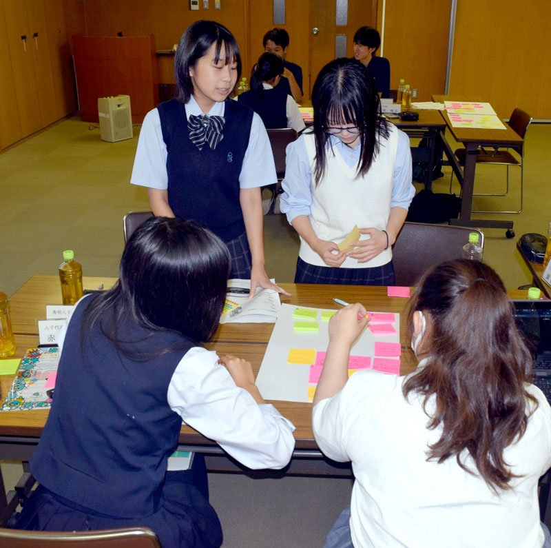 にぎわい創出の政策を話し合う高校生ら＝八千代市役所