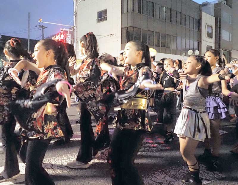 おっさ、おっさ　夏彩る踊りの輪　「やっさいもっさい踊り大会」にぎわう　木更津