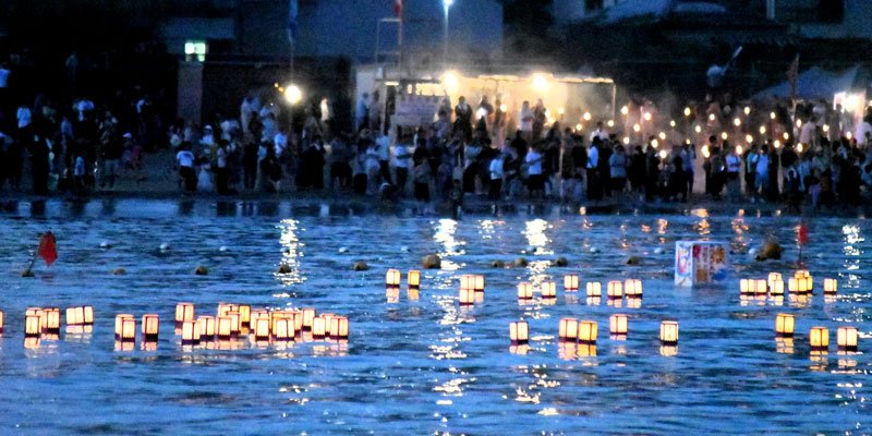 夏の海、先祖思い４００基　勝浦興津で「灯籠流し」