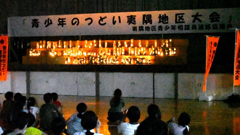 制作した竹灯籠に明かりをともした＝勝浦市