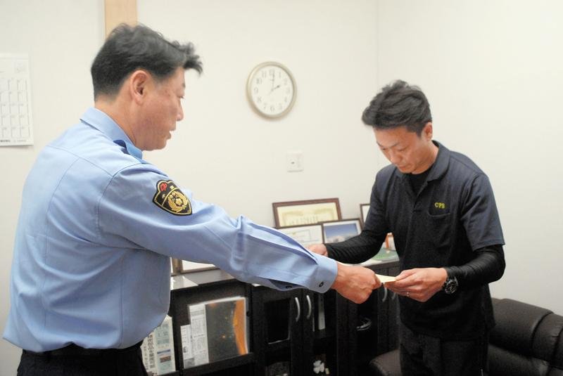 「ガーン」と大きな音、踏切で車脱輪　社員６人が救助し衝突防ぐ　「一歩間違えば大惨事」千葉南署が即日感謝状　千葉市緑区