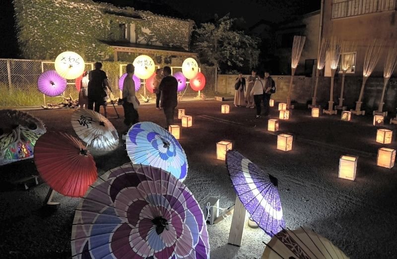 佐原包む幻想の光　願い事乗せ灯籠流し　香取・小野川