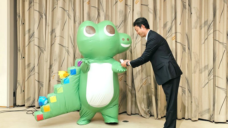 熊谷知事（右）に名刺を手渡すワニーサ＝２日、県庁