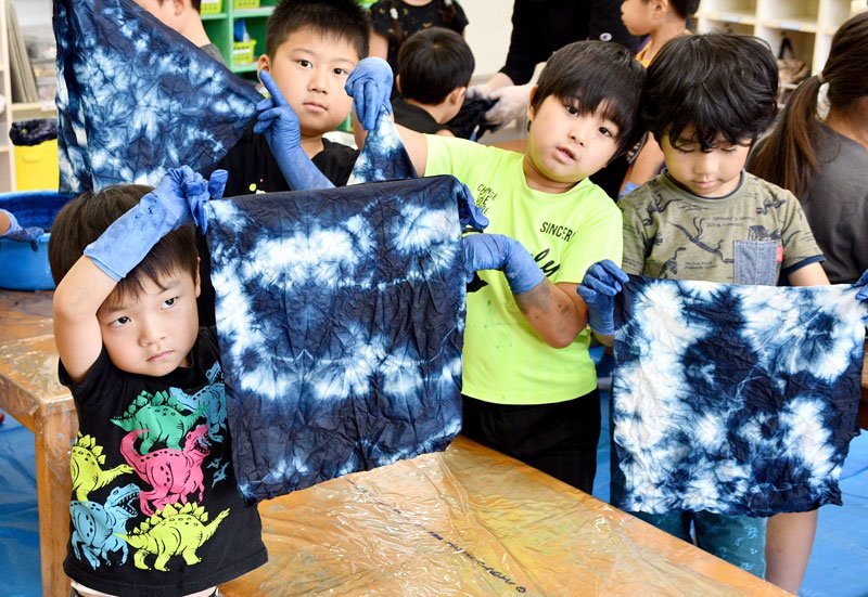 真っ白なバンダナを鮮やかな藍色に染めた子どもたち＝神崎町