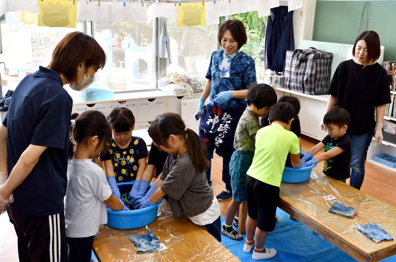 園児いきいき藍染め挑戦　バンダナを鮮やかな柄に　神崎