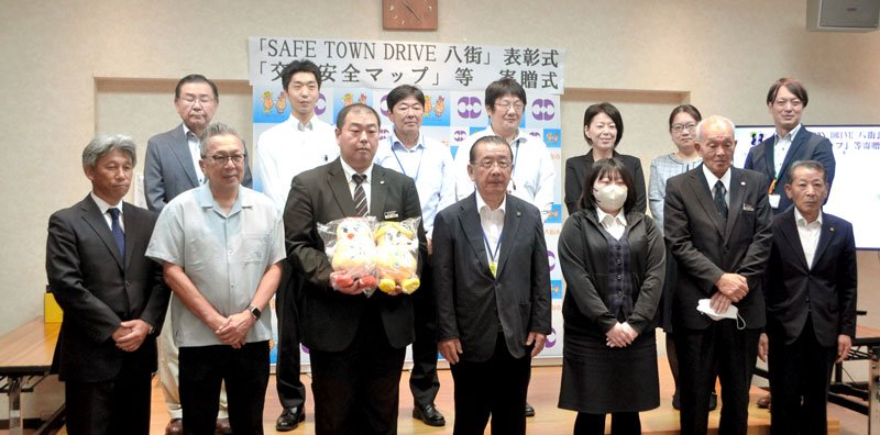 「ＳＡＦＥ　ＴＯＷＮ　ＤＲＩＶＥ　八街」で高得点を獲得し表彰された市民ら＝八街市役所