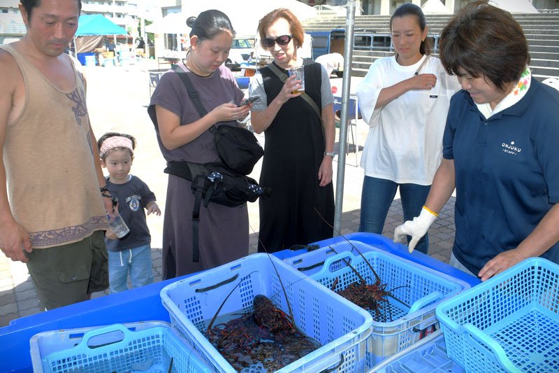 伊勢エビＢＢＱ最高！！　お得な量り売り人気　御宿「食の祭典」本格スタート