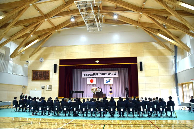 木を用いた開放的な体育館で行われた竣工式＝２７日、横芝光町
