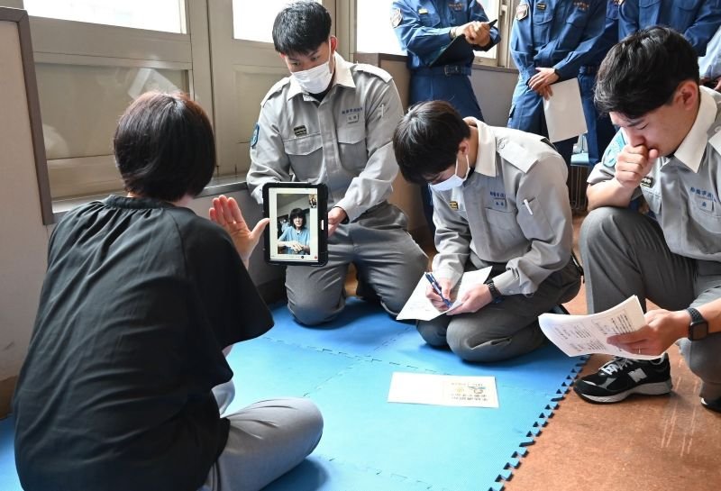 消防指令センターで行われた訓練でビデオ通話する患者役ら＝船橋市提供