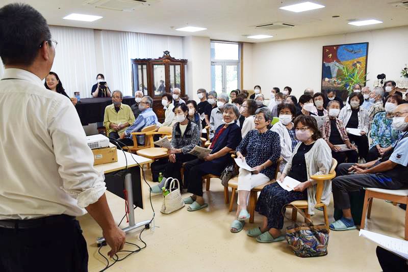 童謡メンタルセラピーの講演を聞く参加者ら＝八千代市内