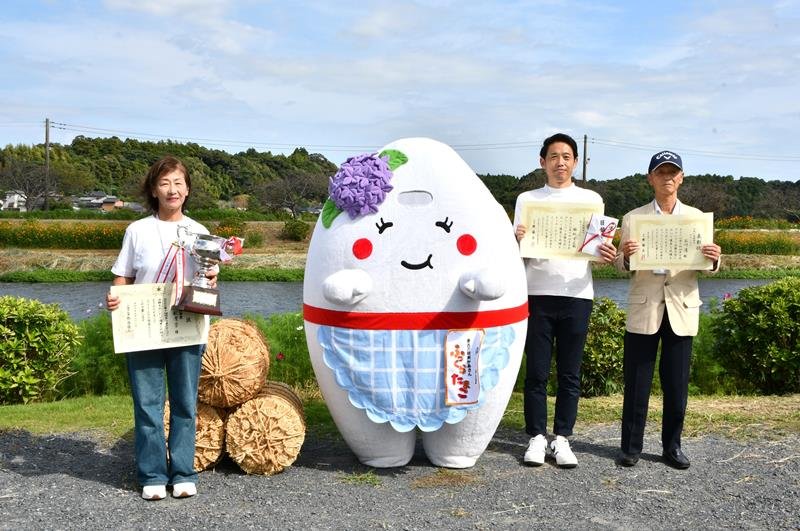 多古米グランプリで初優勝した秋葉蓉子さん（左）ら＝多古町
