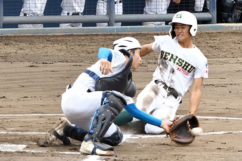 八千代松陰－専大松戸　１回裏専大松戸１死二塁、高貝の右前打で二走宮尾が先制のホームイン。捕手松森＝県総合ＳＣ