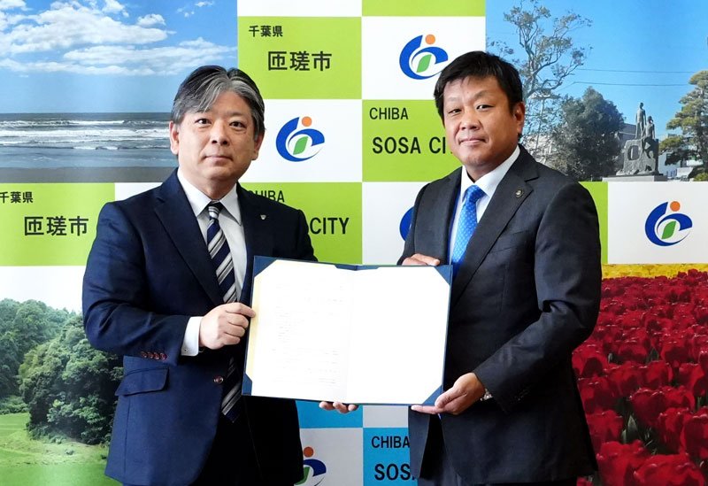 包括連携協定を結んだ匝瑳市の宮内市長（右）と第一生命の武田支社長＝同市役所