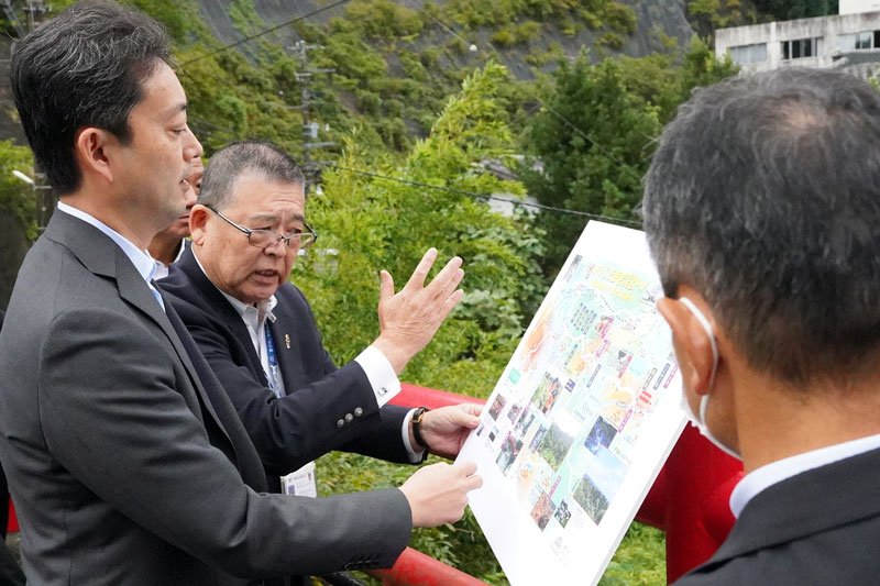 市原市と大多喜町にまたがる養老渓谷の温泉街で説明を受ける熊谷知事（左）＝２１日