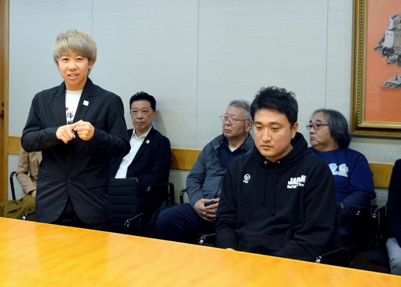 東京デフリンピックへの抱負を披露する岩渕選手（前列左）。前列右はデフバレーボール男子日本代表監督を務める船橋市立高根台第三小の村井貴行教諭＝２１日、同市役所