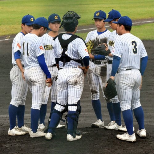 佐野日大―中央学院　４回裏、２死満塁のピンチにマウンドに集まる中央学院ナイン＝１９日、富士北麓公園