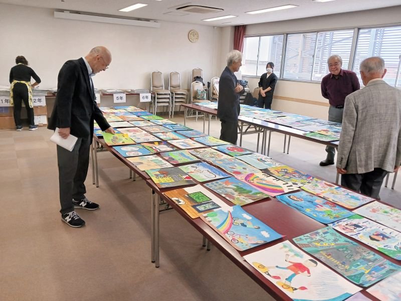 １点１点丁寧に作品を審査する審査員＝千葉市民会館