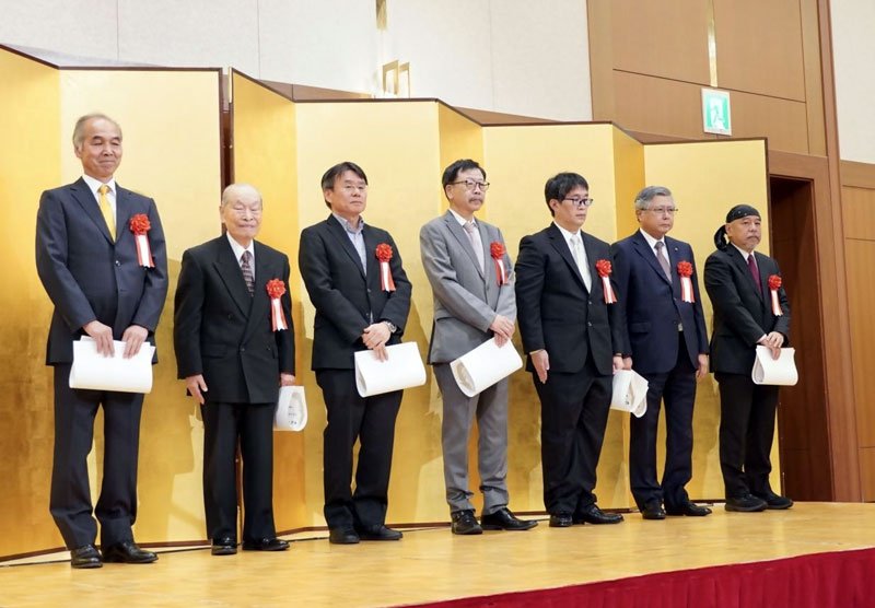 表彰された功労者＝千葉市中央区（市提供）