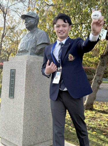 指名あいさつを受けた明大の毛利（球団提供）