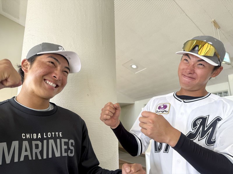 元気な声でチームを盛り上げることから、ファンに「ガヤーズ」と呼ばれる富山（右）と松石