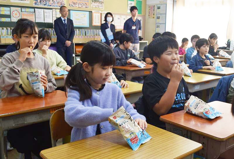 コノシロを使ったスナック菓子を試食する児童ら＝４日、船橋市