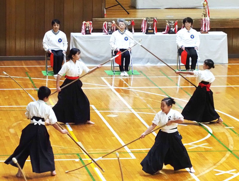 日ごろの鍛錬の成果を競った千葉県なぎなた大会＝袖ケ浦市