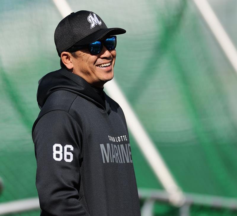 秋季都城キャンプで笑顔を見せるサブロー監督
