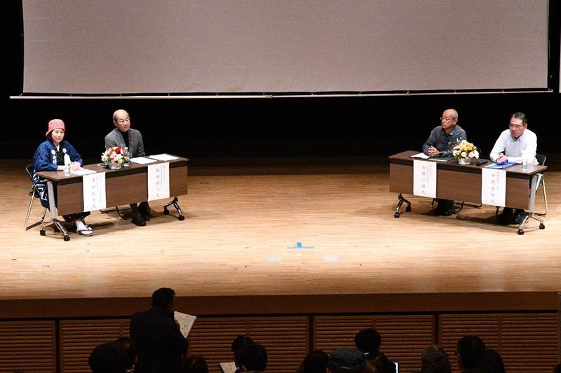 「発酵」をキーワードに地域活性化に取り組む神崎町のまちづくりの方向性について考えるシンポジウムが開かれ、町関係者が意見を交わした＝同町
