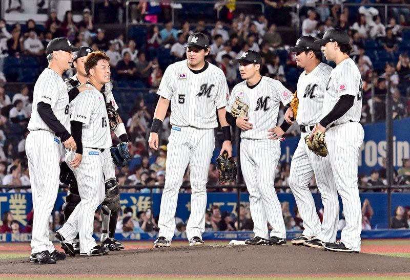 ９月３０日に行われた千葉ロッテ・美馬（左から２人目）の引退試合で、投手コーチ時代から見守ってきた右腕をねぎらう吉井監督（左。当時）＝ＺＯＺＯマリン