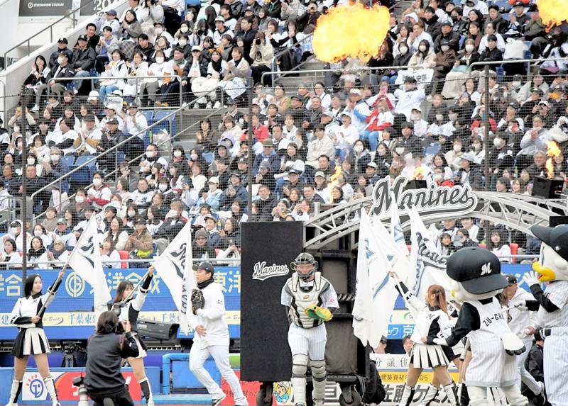 多くのファンが詰めかけて開催されたプロ野球千葉ロッテのファン感謝イベント。「白黒野球対決」などの催しで盛り上がった＝２３日、千葉市美浜区のＺＯＺＯマリンスタジアム　