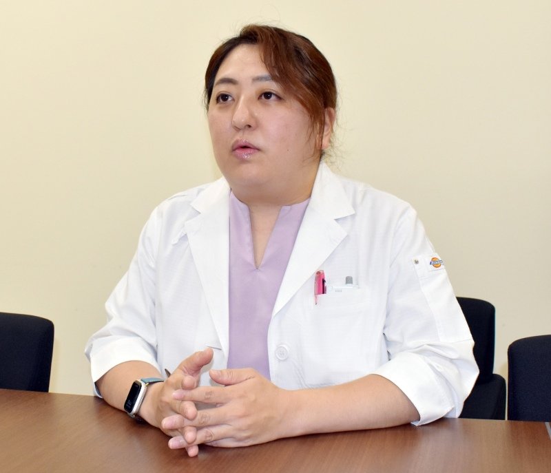 乳がんの検診制度や検査方法の特徴を解説する千葉県がんセンター乳腺外科の羽山晶子医師＝１０月、千葉市中央区