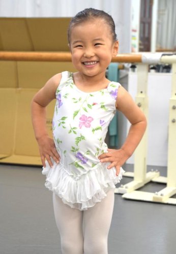 バレエ教室で本番に向けて練習に励むなつちゃん。目尻がくしゃっとなる笑顔が魅力的だ＝我孫子市