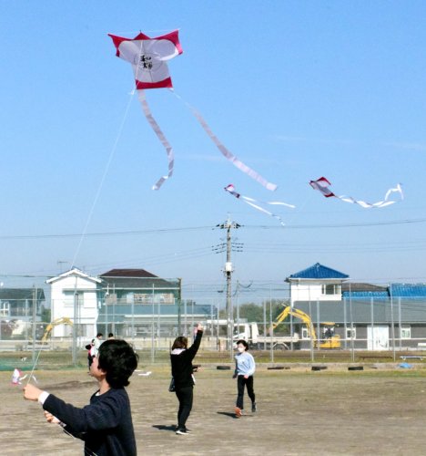 手作りの凧を揚げる子どもたち＝茂原市立本納小