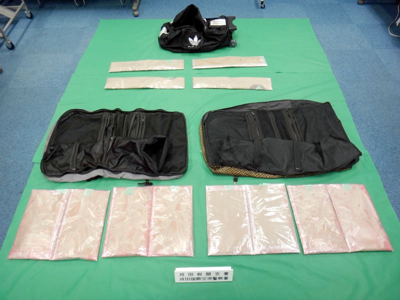 押収された白色結晶（千葉県警提供）