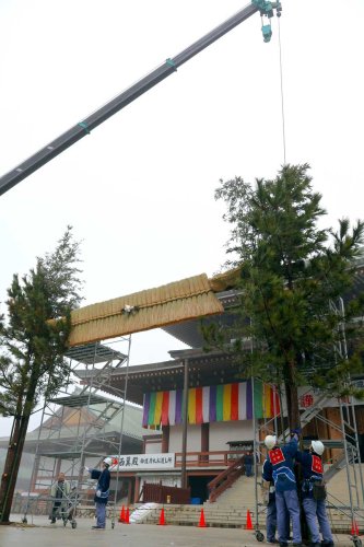 初詣準備、着々と　成田山新勝寺大本堂前　大しめ縄空高く飾り