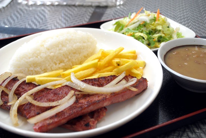 ブラジル感じる出会いの場　定番の味から輪広がる　南米風の雑貨店も隣に　船橋「ポント・デ・エンコントロ」　【となりの多文化食堂】（２）