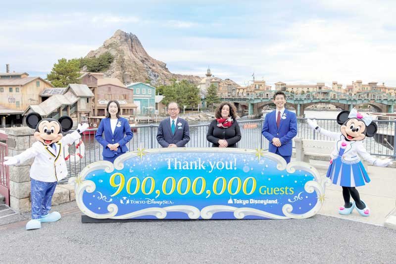 東京ディズニーランドと東京ディズニーシーの両パーク合計の累計入園者数が６日、９億人に達した（（Ｃ）Ｄｉｓｎｅｙ）