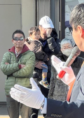 候補者の演説に熱心に耳を傾ける聴衆＝２７日、柏市

