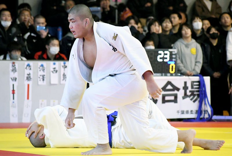 男子団体決勝・木更津総合―千葉経大付　一本勝ちした木更津総合・佐藤琉（手前）＝県総合ＳＣ武道館