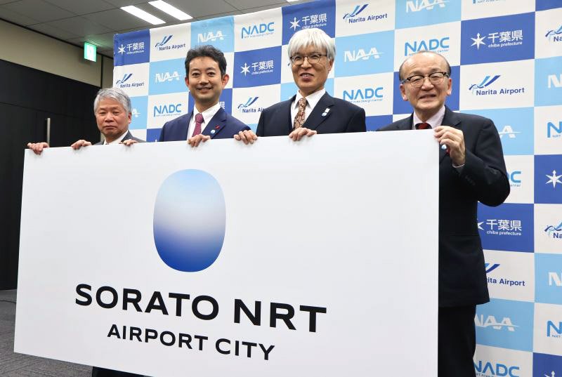 エアポートシティの名称「ＳＯＲＡＴＯ　ＮＲＴ」とロゴマークを掲げる（左から）石田センター長、熊谷知事、藤井社長、成田市の小泉一成市長＝２８日、東京都千代田区
