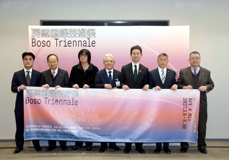 ロゴマークの横断幕を掲げる熊谷知事（右から３人目）ら＝県庁
