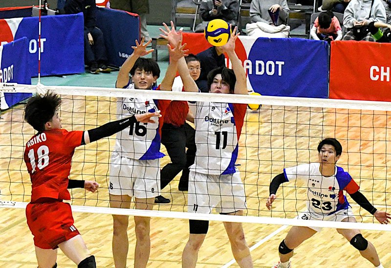 ＴＭ東京戦の第２セット、ブロックを決める剱吉（中央左）と田村（同右）＝１月２５日、ＹｏｈａＳアリーナ