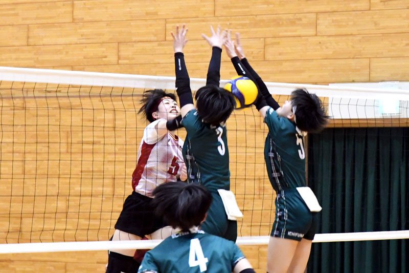 敬愛学園―市船橋　第１セット、スパイクを打つ敬愛学園・佐々木（左）＝佐倉市民体育館